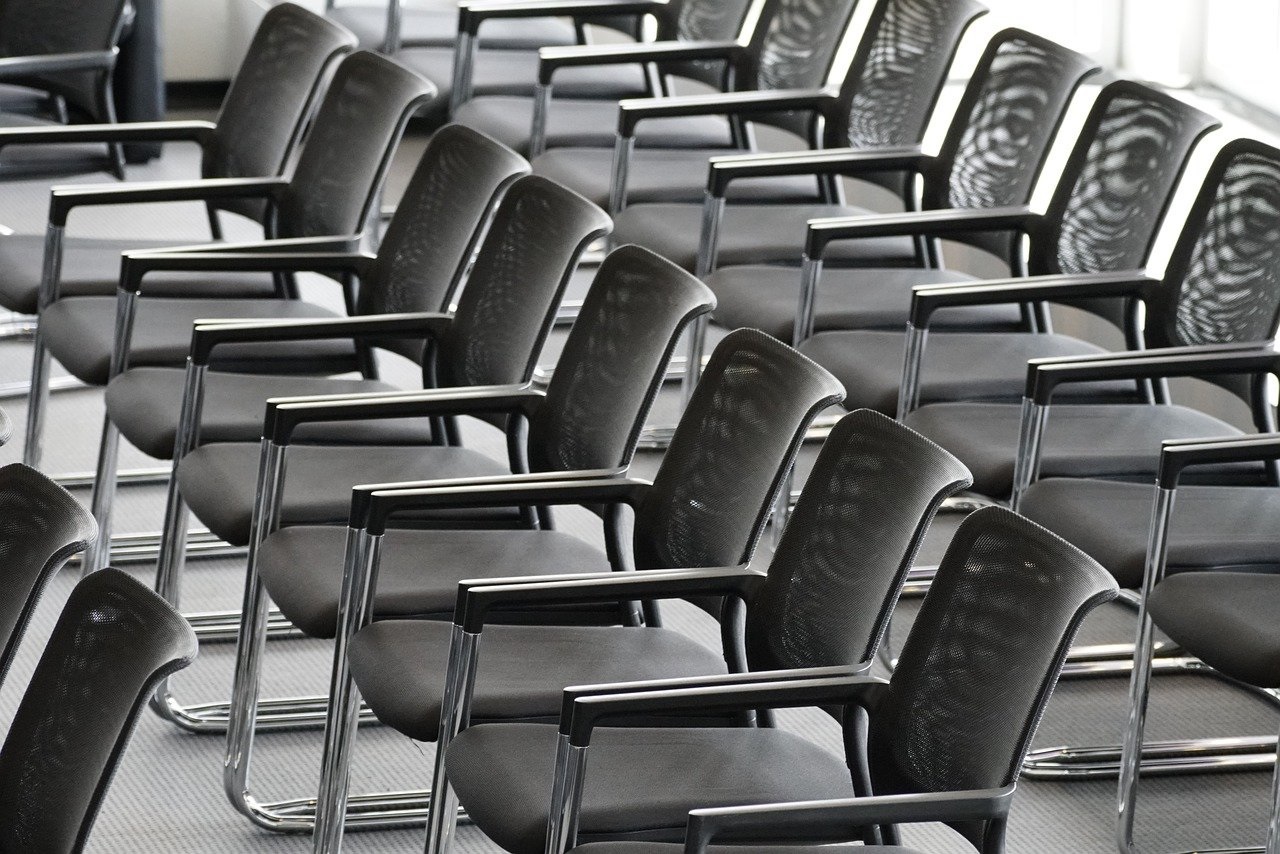 Fortbildung in Mailand chairs 7951845 1280 free